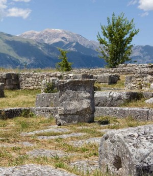 Il foro di Iuvanum con la Maiella sullo sfondo