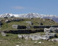Tempi A Monte Porrara sullo sfondo