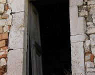 Finestra costruita con pietre di Iuvanum